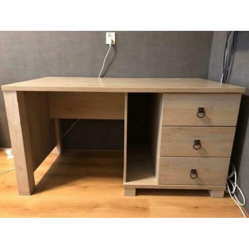 Licht eiken bureau incl 3 lades en 1 vak. 140 x 75 cm.