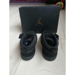 Jordan 1 mid, maat 23.5