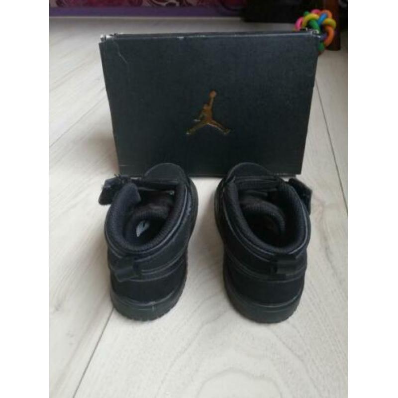 Jordan 1 mid, maat 23.5
