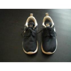 Mooie Zwarte NIKE sneakers. Maat 31.5