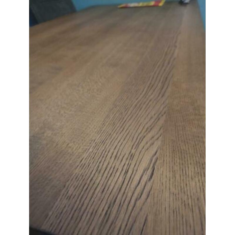 Massief houten eettafel inclusief bijbehorend bankje.