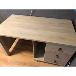 Licht eiken bureau incl 3 lades en 1 vak. 140 x 75 cm.