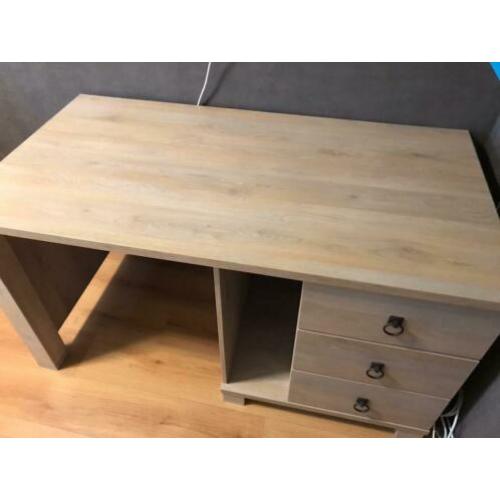 Licht eiken bureau incl 3 lades en 1 vak. 140 x 75 cm.