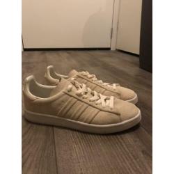 Nieuwe Adidias schoenen in doos
