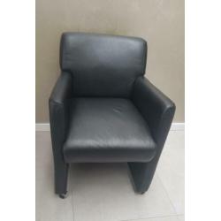 6 leren fauteuils op wieltjes