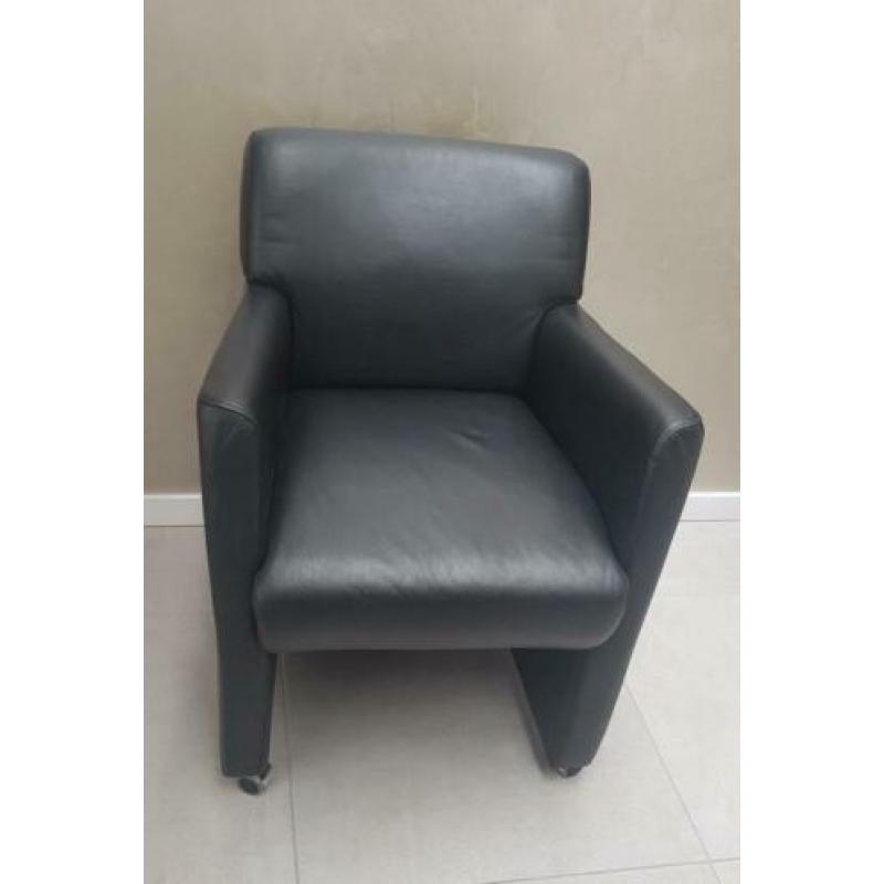 6 leren fauteuils op wieltjes