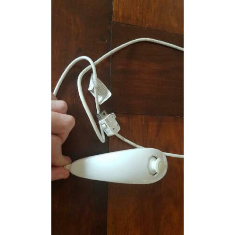 1 origineel Wii stuurtje + 1 originele Wii nunchuk