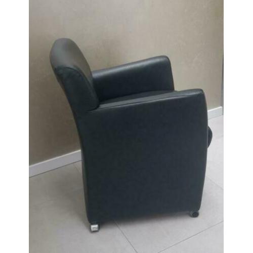 6 leren fauteuils op wieltjes