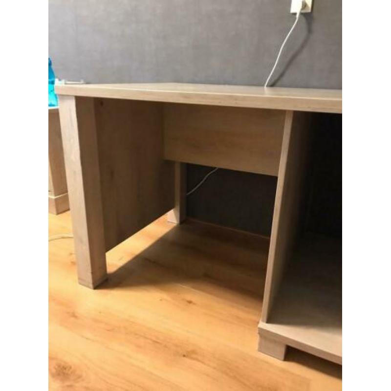 Licht eiken bureau incl 3 lades en 1 vak. 140 x 75 cm.