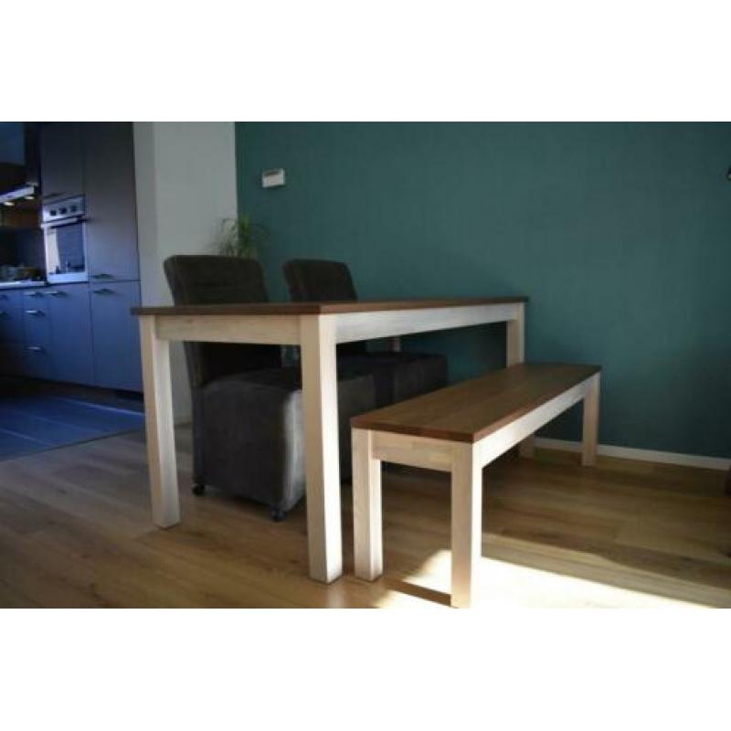 Massief houten eettafel inclusief bijbehorend bankje.
