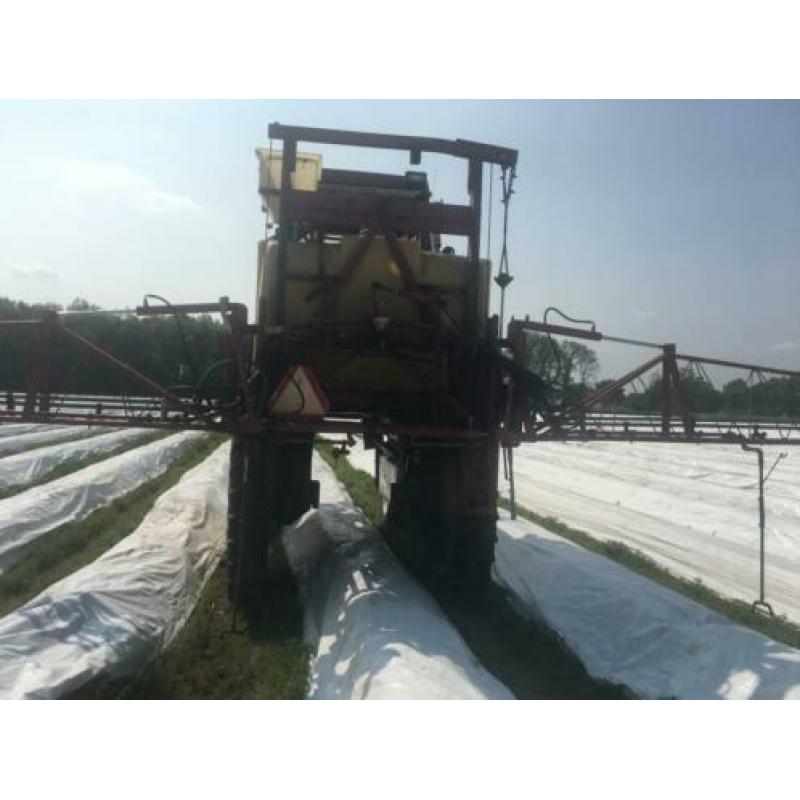Case portaaltractor hoogbouwspuit asperges/boomteelt