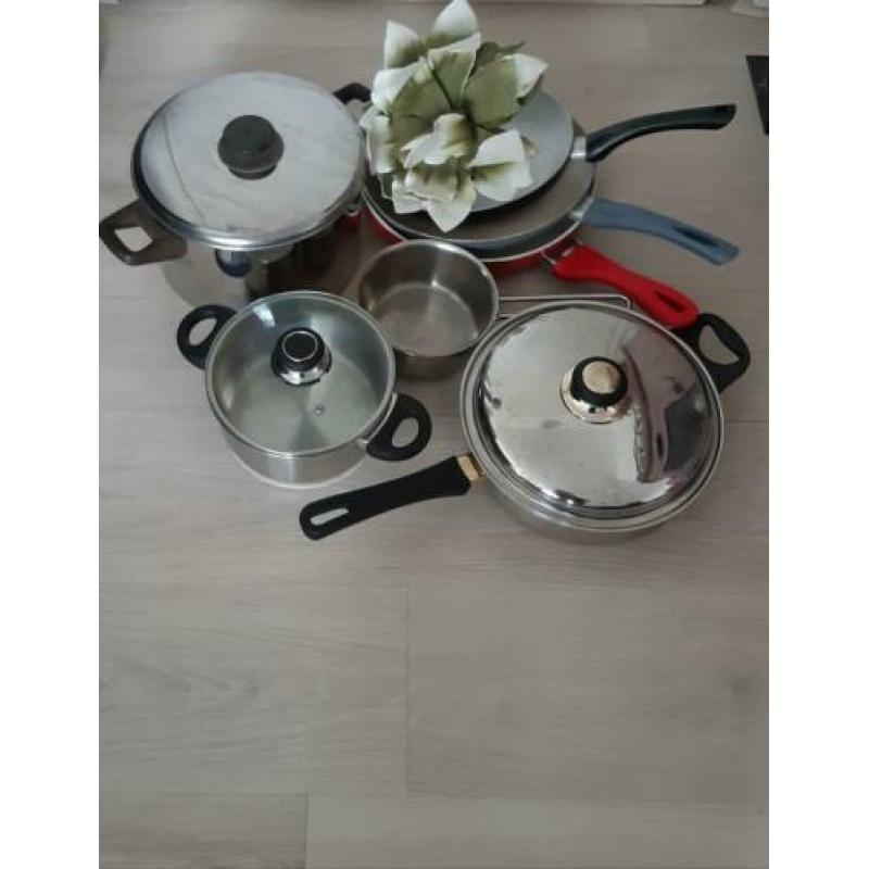 7 delige pannen set.