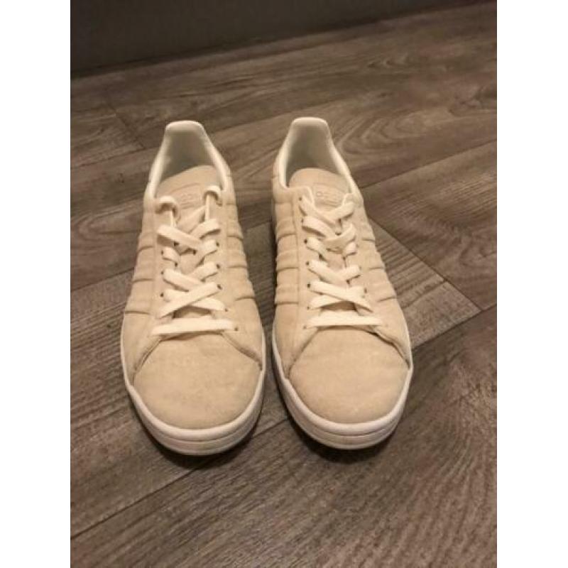 Nieuwe Adidias schoenen in doos