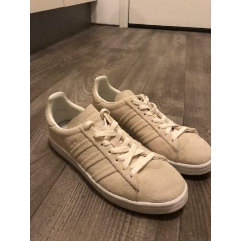 Nieuwe Adidias schoenen in doos