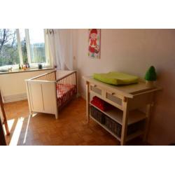 Babykamer: ledikant en commode -heel leuk!-