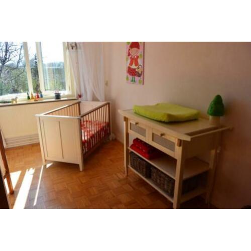 Babykamer: ledikant en commode -heel leuk!-