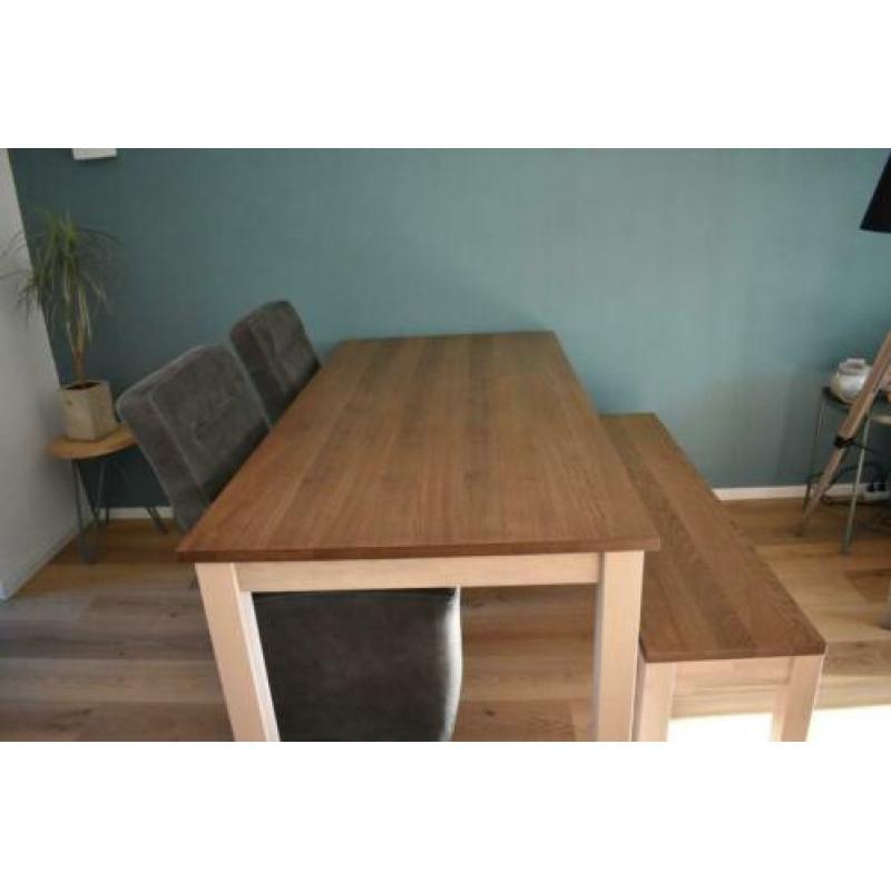 Massief houten eettafel inclusief bijbehorend bankje.