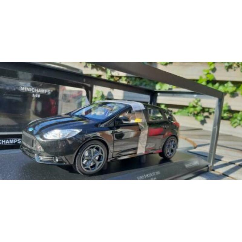Ford focus st black 2011 minichamps