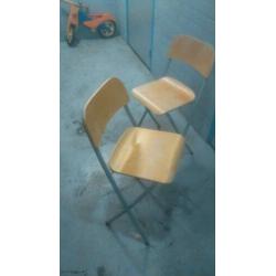Handig opvouwbare stoelen hout 2 stuks. Two wooden chairs.