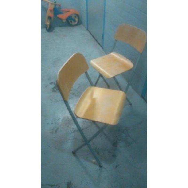 Handig opvouwbare stoelen hout 2 stuks. Two wooden chairs.