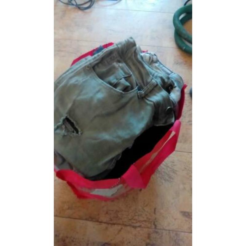 1 tas met kleren maat 176 tot maat s