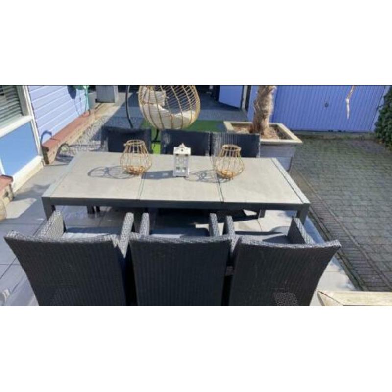 Tuintafel en 6 stoelen ,in goede staat,2,05 m x 0,96 m