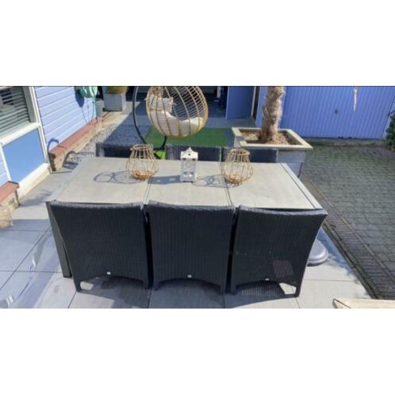 Tuintafel en 6 stoelen ,in goede staat,2,05 m x 0,96 m