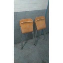 Handig opvouwbare stoelen hout 2 stuks. Two wooden chairs.