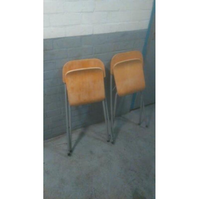 Handig opvouwbare stoelen hout 2 stuks. Two wooden chairs.