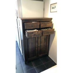 Koloniale stijl stevig donkerbruine houten kast