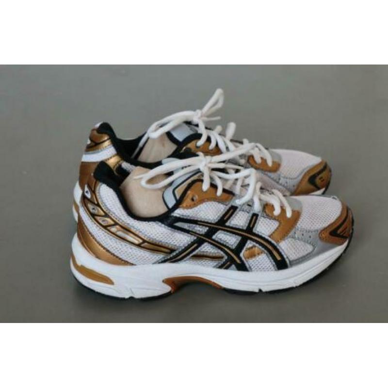 Asics schoenen. Maat 35,5