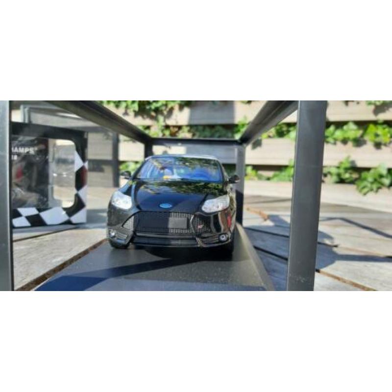Ford focus st black 2011 minichamps