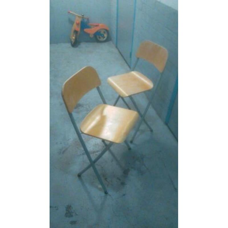 Handig opvouwbare stoelen hout 2 stuks. Two wooden chairs.