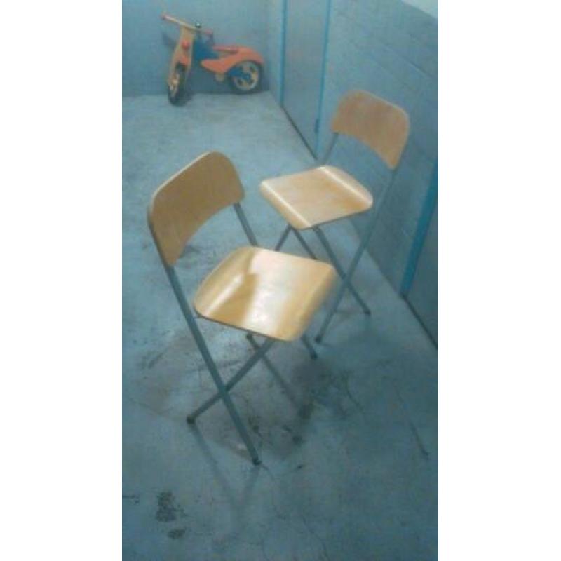 Handig opvouwbare stoelen hout 2 stuks. Two wooden chairs.