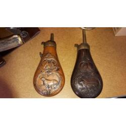 2 antieke kruithoorns