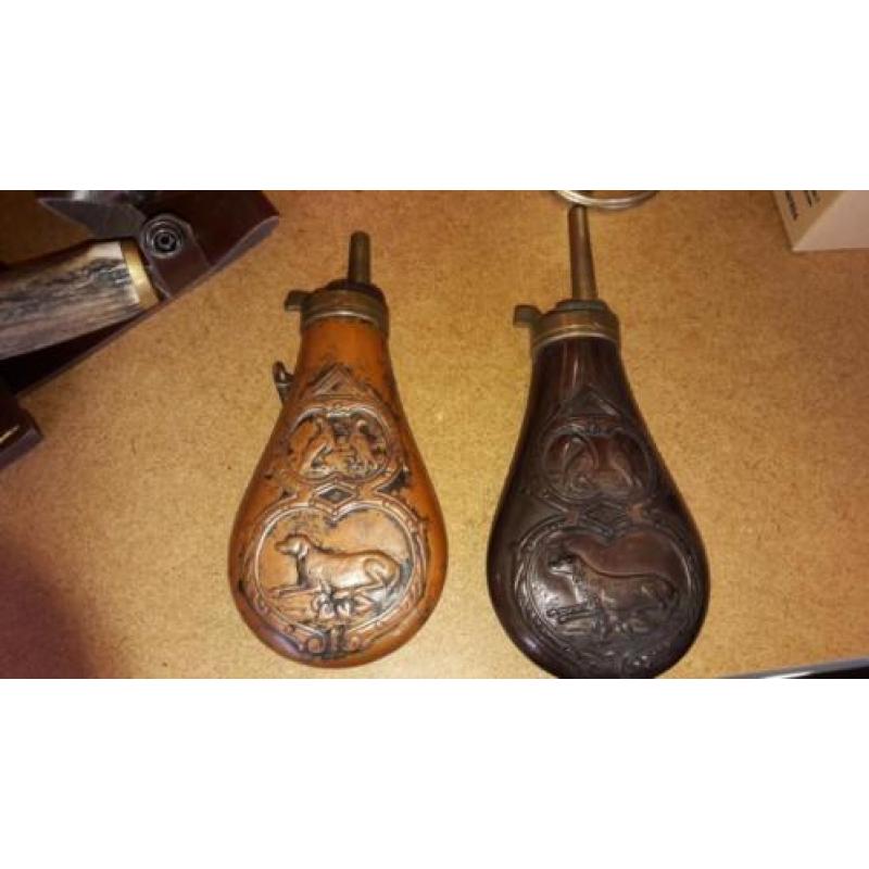 2 antieke kruithoorns