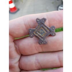 Bodemvondst vroegmiddeleeuwse Merovingische kruis fibula