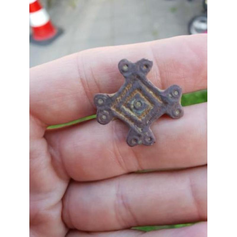 Bodemvondst vroegmiddeleeuwse Merovingische kruis fibula