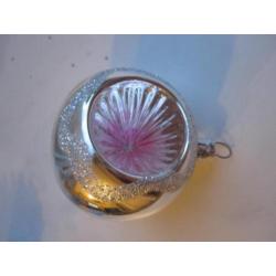 Vintage oude kerstbal zilveren deukbal roze deuk en glitters