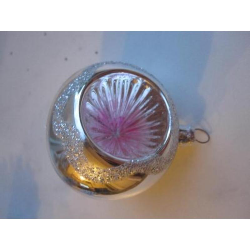 Vintage oude kerstbal zilveren deukbal roze deuk en glitters