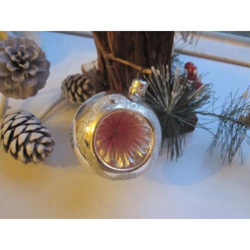 Vintage oude kerstbal zilveren deukbal roze deuk en glitters