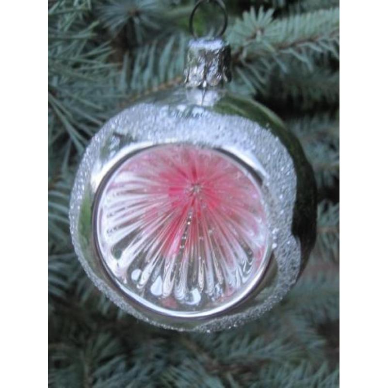 Vintage oude kerstbal zilveren deukbal roze deuk en glitters