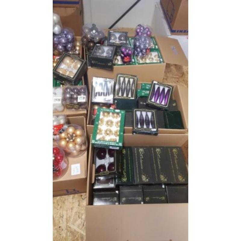 Partij 2 230 dozen kerstballen