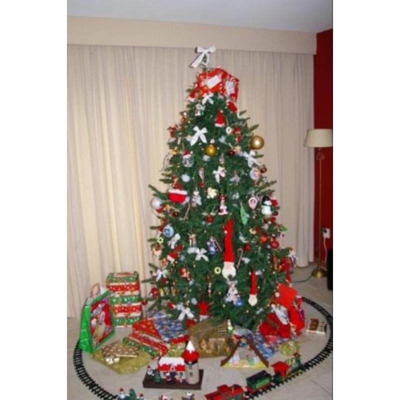Kunstkerstboom zeer mooi!! In plastic kist met lampjes erbij