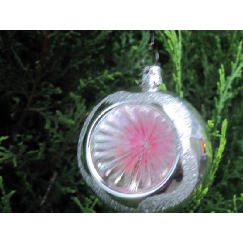 Vintage oude kerstbal zilveren deukbal roze deuk en glitters