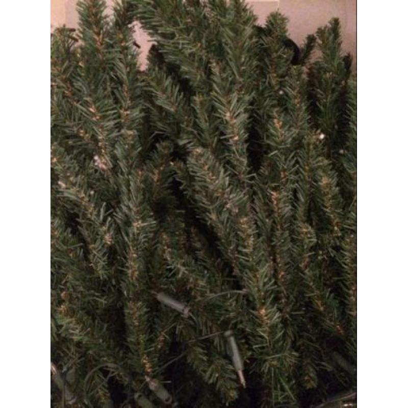Kunstkerstboom zeer mooi!! In plastic kist met lampjes erbij