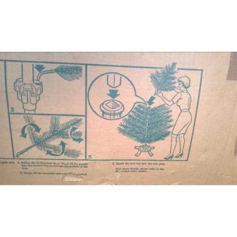 Kunstkerstboom zeer mooi!! In plastic kist met lampjes erbij