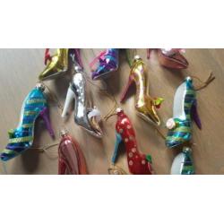 11 "kerstballen" ivorm van een dames schoen/ pump / kerst