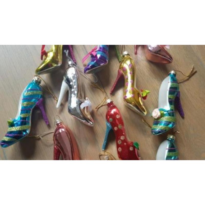 11 "kerstballen" ivorm van een dames schoen/ pump / kerst