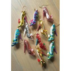 11 "kerstballen" ivorm van een dames schoen/ pump / kerst